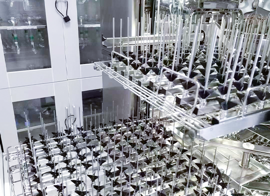 實(shí)驗(yàn)室玻璃器皿清洗機(jī)的出現(xiàn)，提高了實(shí)驗(yàn)室的效率和安全性，實(shí)驗(yàn)數(shù)據(jù)的準(zhǔn)確性